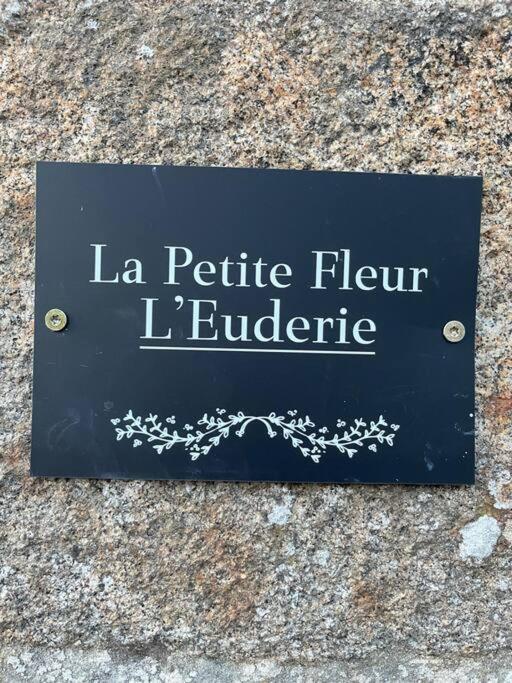 Le Petit Fleur - The Little Flower, Cosy Cottage Saint-Michel-de-Montjoie Eksteriør bilde
